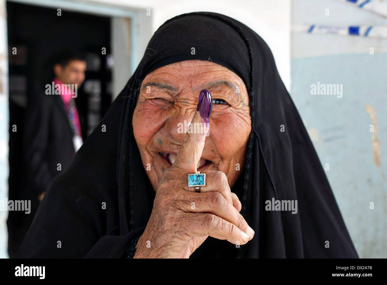Eine irakische Frau hält den eingefärbten lila Finger zeigen, dass sie bei den Parlamentswahlen 7. März 2010 in n Nasiriyah, Irak gestimmt. Stockfoto