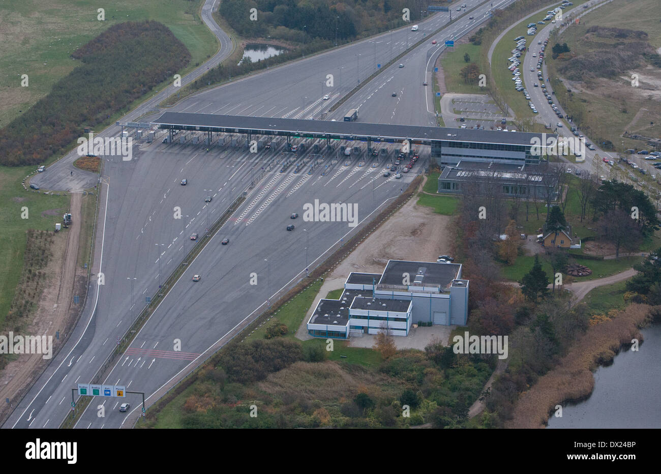 Luftaufnahme von der Verkehrsverbindung Brücke Mautstelle Korsor, Dänemark. Stockfoto