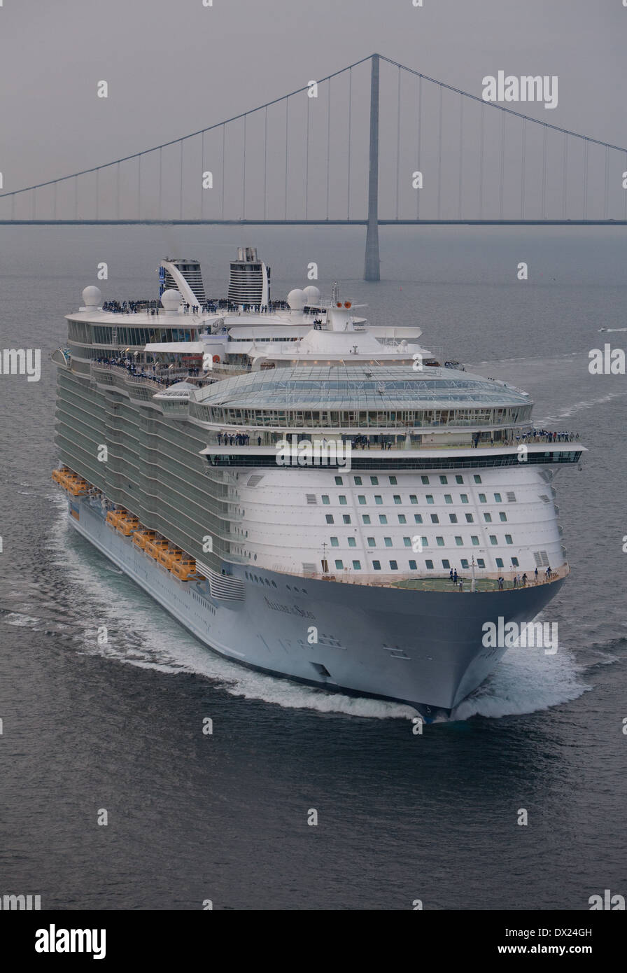 Luftaufnahme der Allure of the Seas eine Kreuzfahrt Schiff von Royal Caribbean, Segeln in Richtung der Verkehrsverbindung-Brücke in Dänemark. Stockfoto