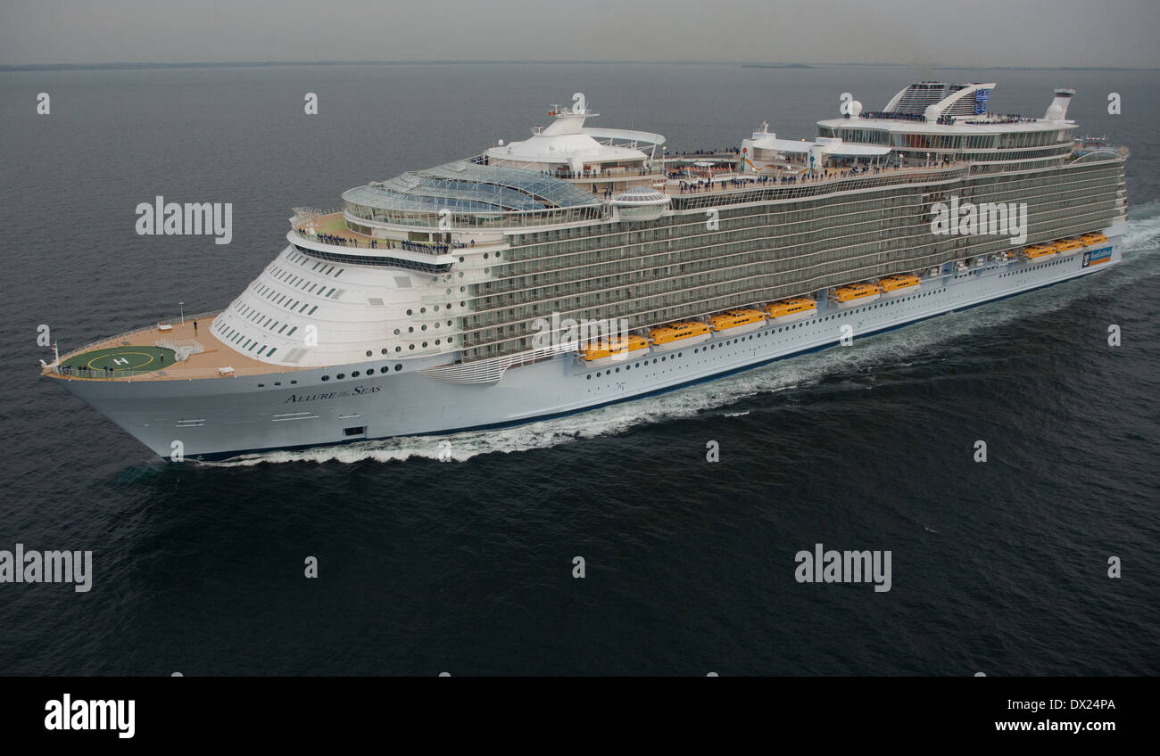 Luftaufnahme der Allure of the Seas eine Kreuzfahrt Schiff von Royal Caribbean, Segeln in Richtung der Verkehrsverbindung-Brücke in Dänemark. Stockfoto