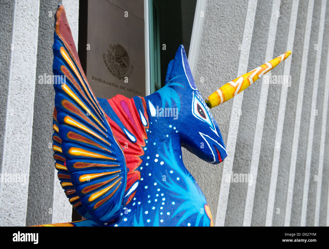 Berlin, Deutschland. 17. März 2014. So genannte Alebrije, bunten fantastische Kreaturen, Stand vor der mexikanischen Botschaft in Berlin, Deutschland, 17. März 2014. Die ersten Alebrijes entstanden in den 1930er Jahren durch Pedro Linares. Foto: MAURIZIO GAMBARINI/Dpa/Alamy Live News Stockfoto