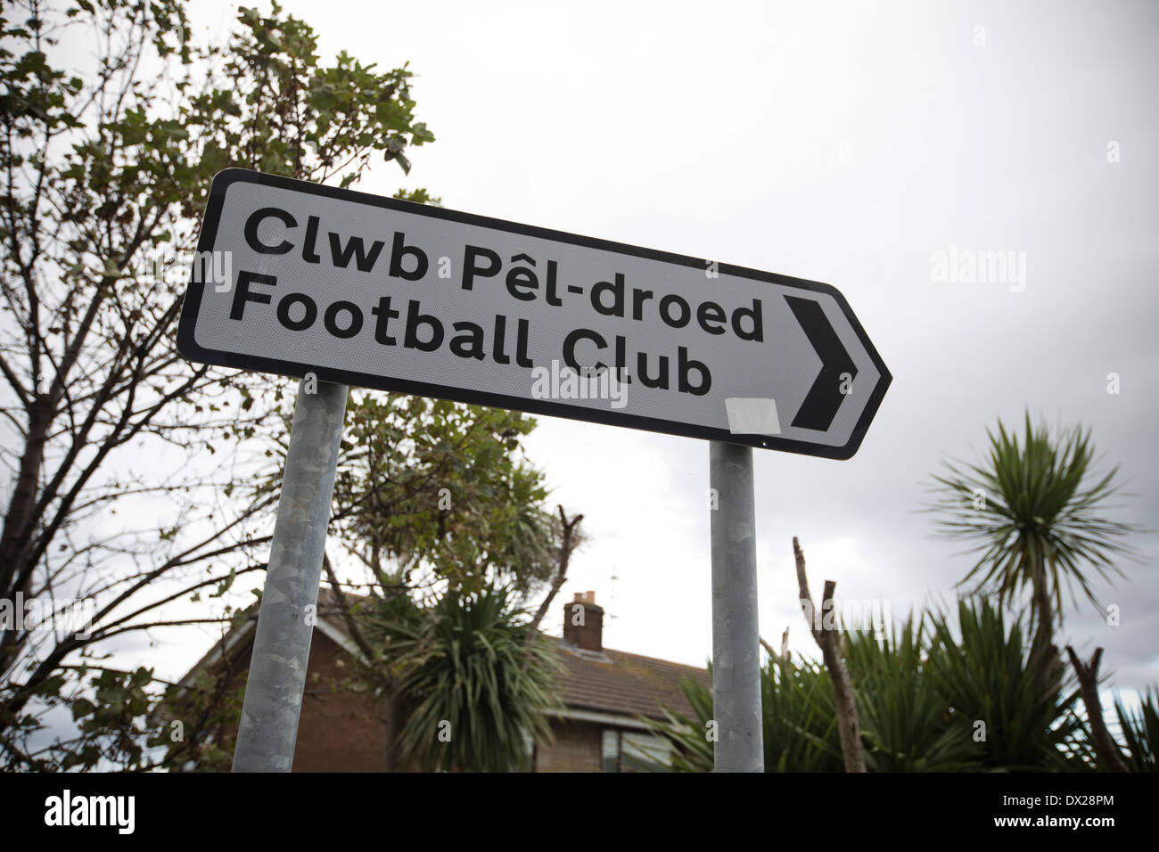 Ein Zeichen in Walisisch weisen den Weg zu Bastion Gärten vor dem Spiel zwischen Prestatyn Town und Besucher Port Talbot Town. Stockfoto