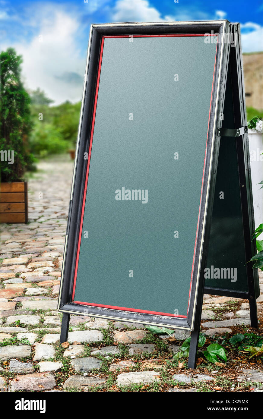 Leeres Menü Board stehen auf der Straße und erlauben Hintergrund Stockfoto