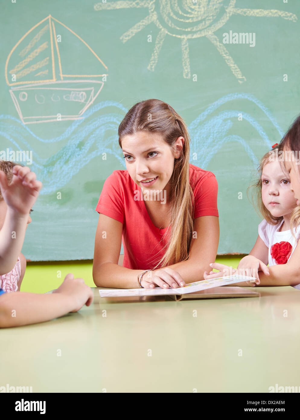 Kindergarten Lehrer Lesebuch für Kinder in einem kindergarten Stockfoto