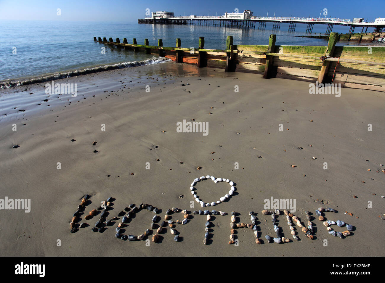 Kieselsteine am Strand von Worthing, Worthing Stadt, Grafschaft West Sussex, England, UK Stockfoto