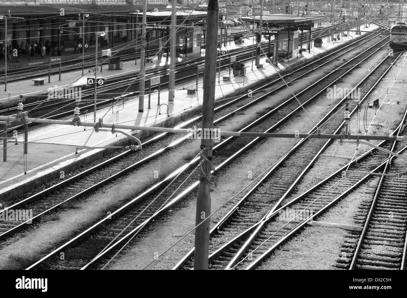 Bahnhof - schwarz / weiß Stockfoto