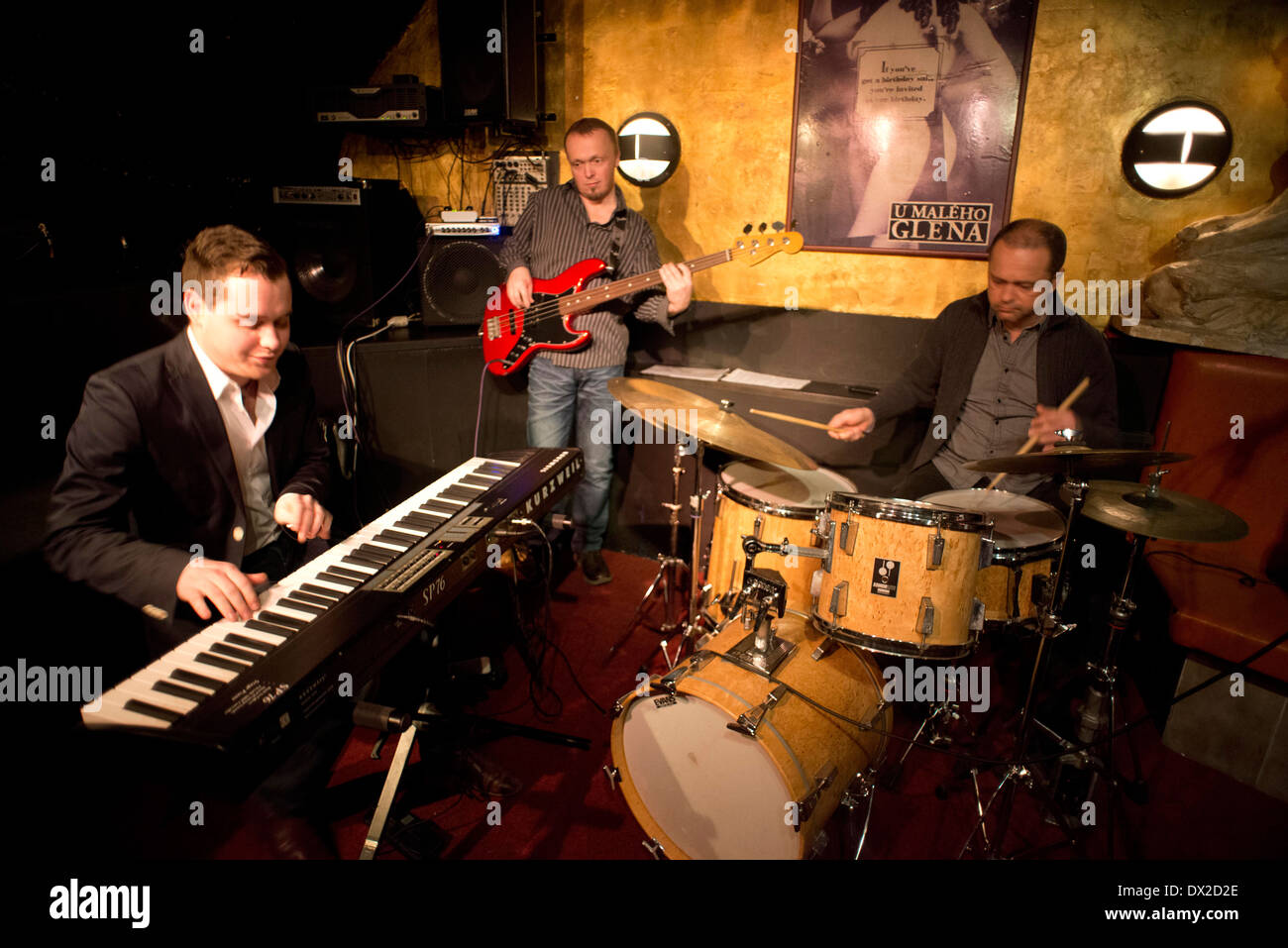 Jazz-Nacht in der Jazz & Blues Club U Maleho Glena mit einer Aufführung von "Stan Hen Sie böhmische Mann-Blues-Band"... Der jazz club Stockfoto