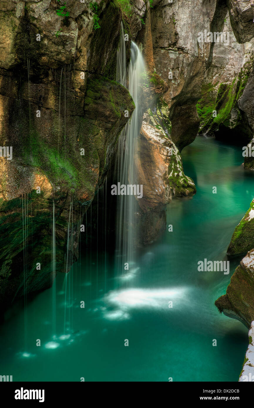 Klar alpinen Fluss Soca im slowenischen Alpen Stockfoto