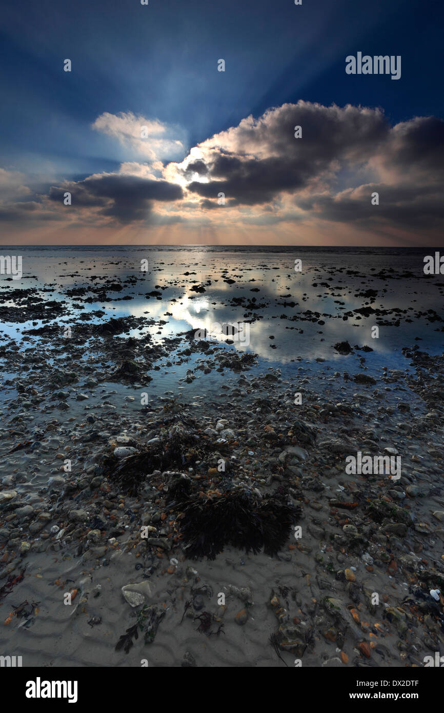 Morgendämmerung über Shoreham-By-Sea Beach, West Sussex County, England, UK Stockfoto