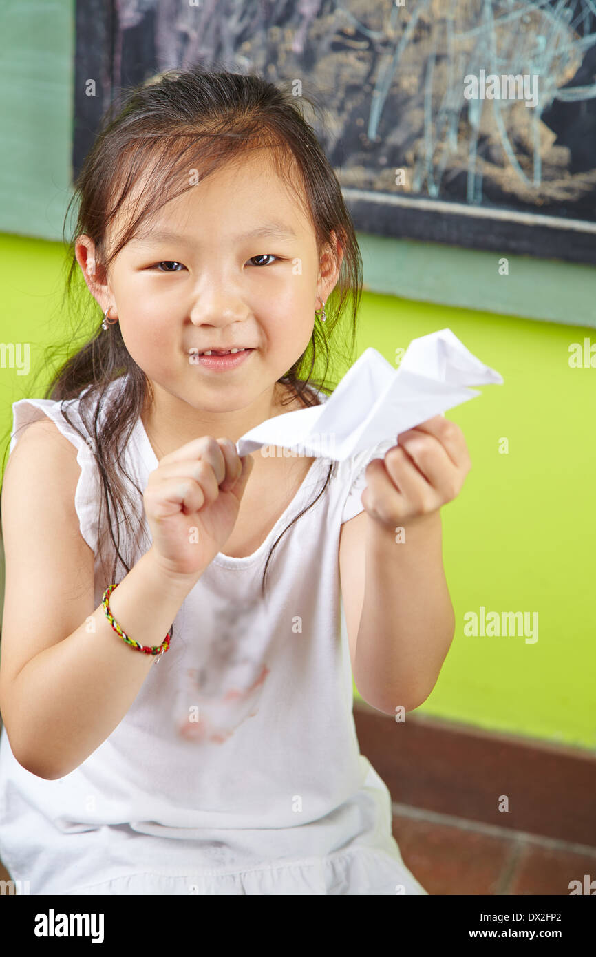 Asiatin Origami Vogel Papier in einem Kindergarten zu tun Stockfoto