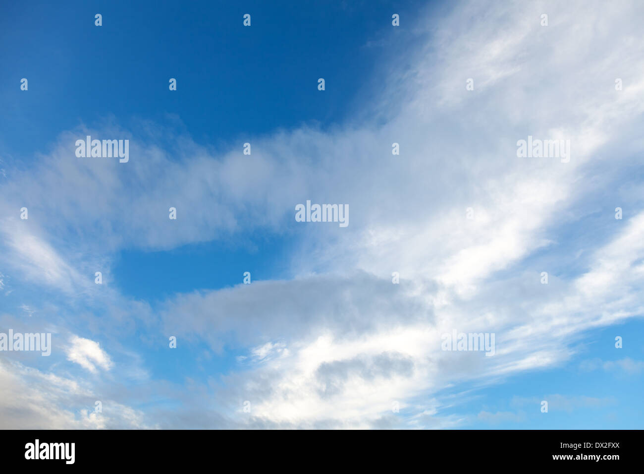 Natürliche Hintergrundtextur des blauen Wolkenhimmel Stockfoto