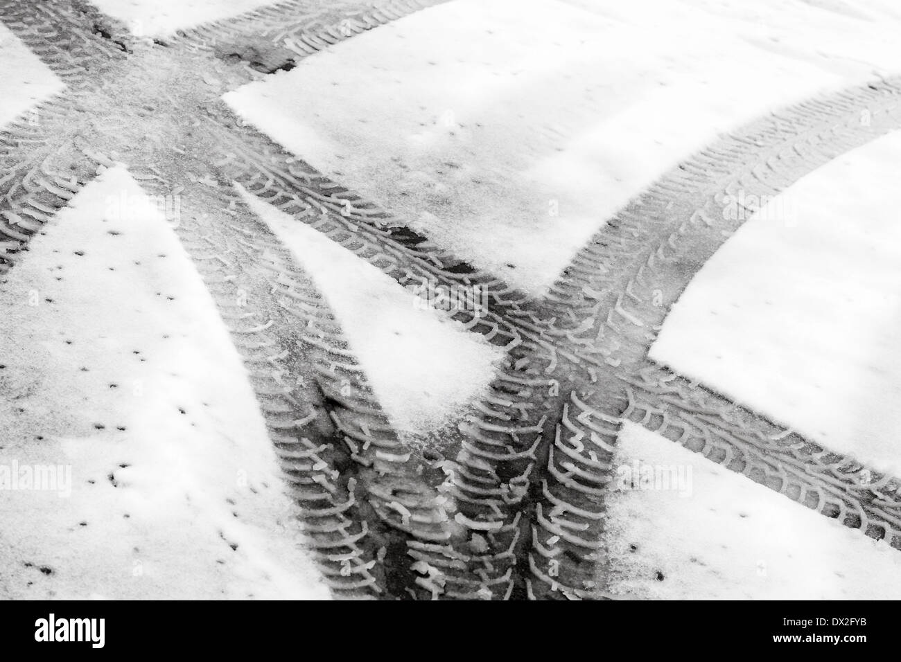 Transport-Hintergrund mit Reifenspuren auf nassem Schnee Stockfoto