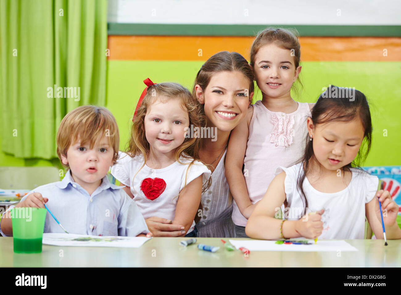 Porträt einer Frau glücklich Kindergarten und Kinder zusammen in einem kindergarten Stockfoto