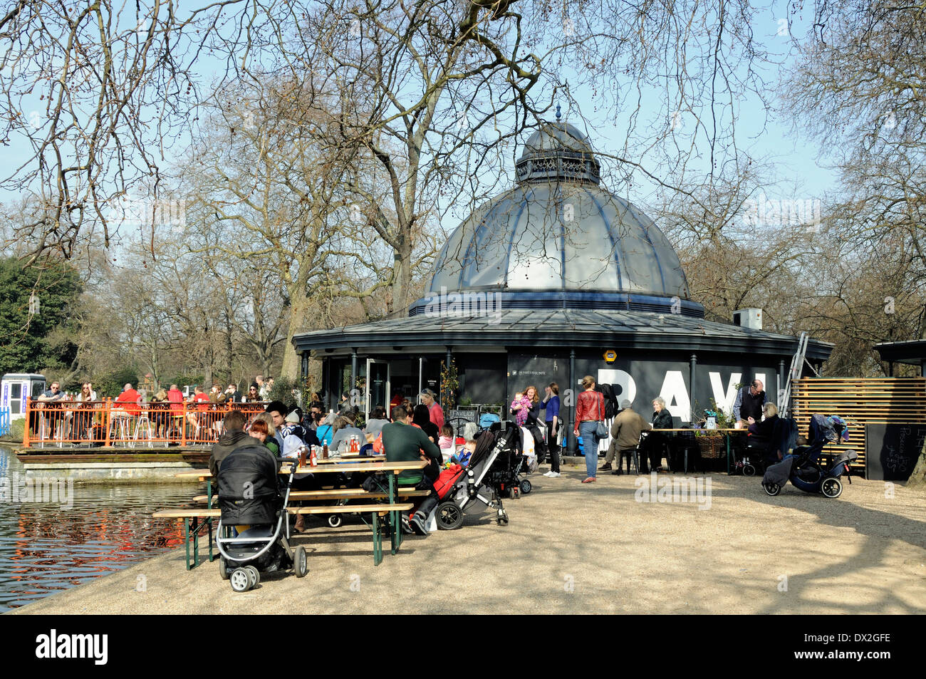 Menschen beim essen -Fotos und -Bildmaterial in hoher Auflösung – Alamy