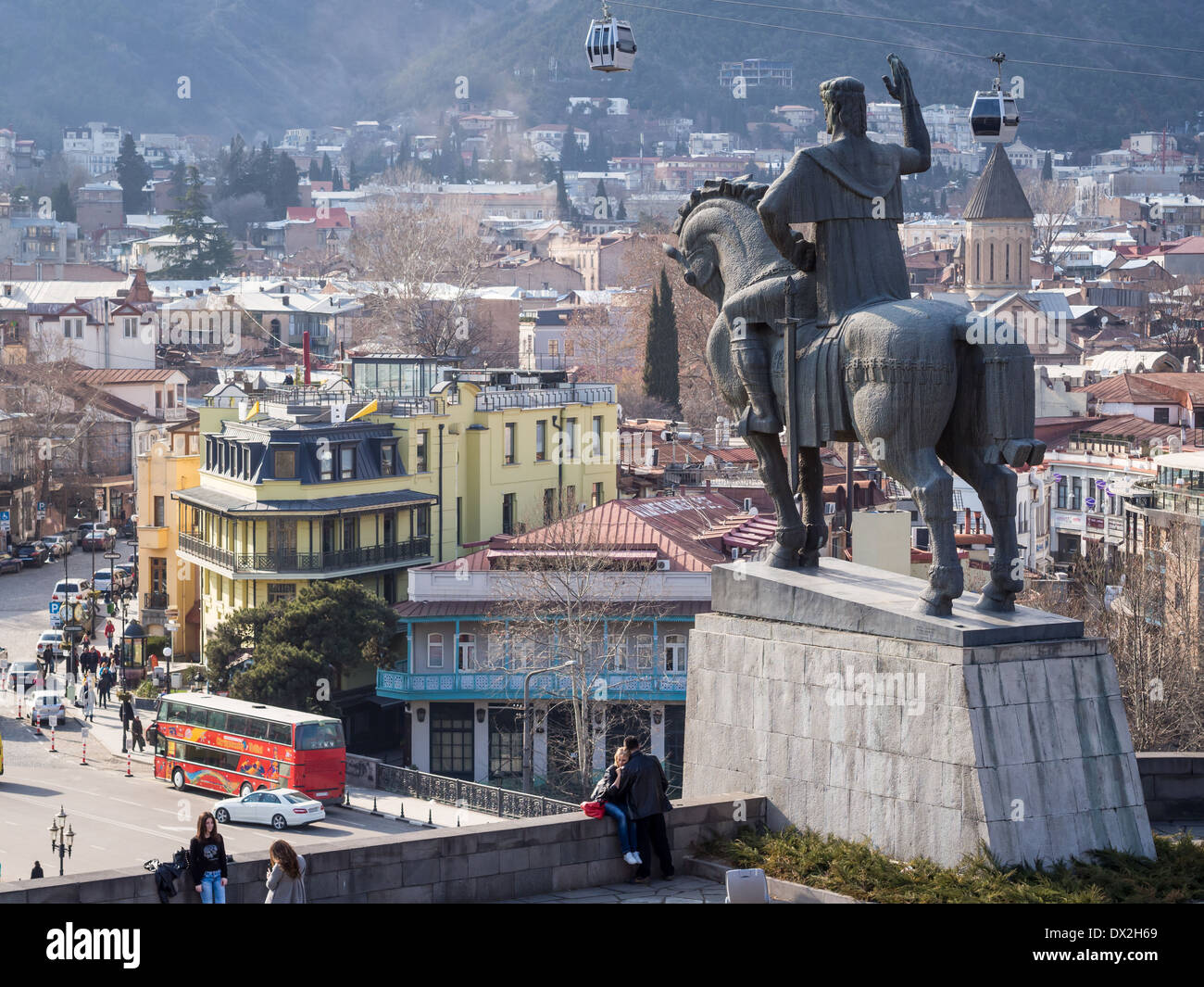 Die alte Stadt von Tiflis, der Hauptstadt Georgiens, gesehen von der Metekhi Kirche mit der Statue von König Vakhtang Gorgasali. Stockfoto