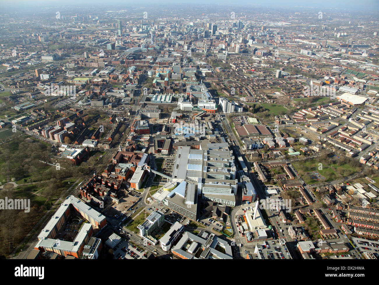 Luftaufnahme des Manchester Royal Infirmary mit Manchester City Centre im Hintergrund Stockfoto