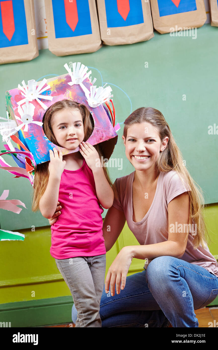 Glückliche Mutter mit wiederzuvereinigen in DIY Kostüm für Karneval im kindergarten Stockfoto