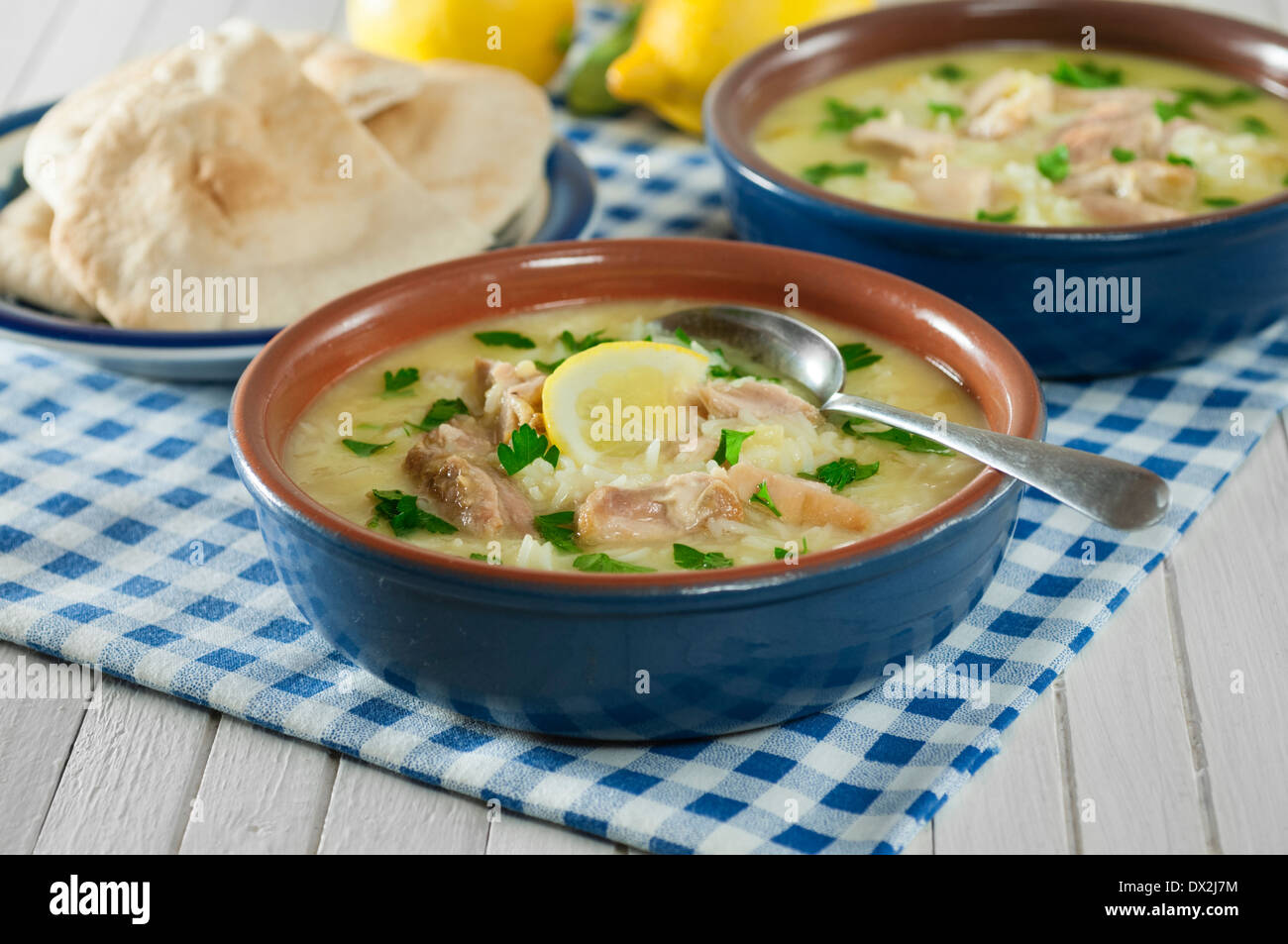 Avgolemono Suppe. Ei und Zitrone Suppe mit Huhn und Reis. Stockfoto