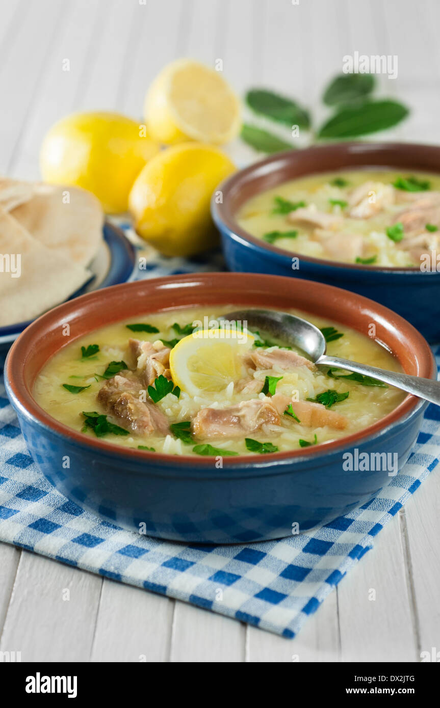 Avgolemono Suppe. Ei und Zitrone Suppe mit Huhn und Reis. Stockfoto
