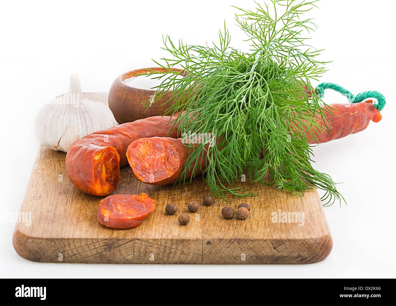 Rustikale Stillleben mit Wurst, Knoblauch und Kräutern Fokusbereich erhöht durch Faltung mehrerer Fotos Stockfoto