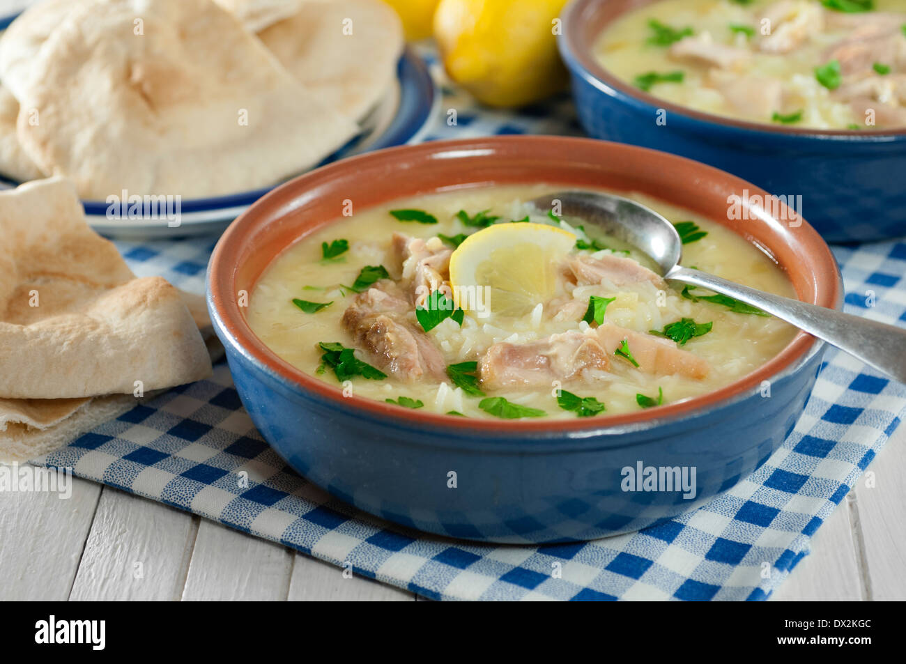 Avgolemono Suppe. Ei und Zitrone Suppe mit Huhn und Reis. Stockfoto