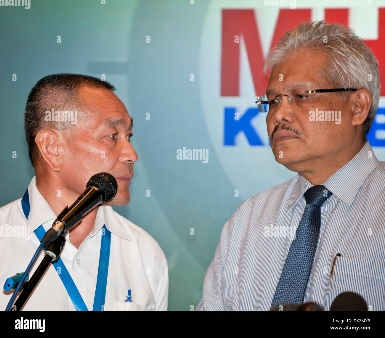 Kuala Lumpur, Malaysia. 17. März 2014. Deputy Foreign Minister Hamzah Zainudin (R) und CEO von Malaysia Airlines Ahmad Jauhari Yahya Malaysias besuchen eine Pressekonferenz in einem Hotel in der Nähe von internationalen Flughafen Kuala Lumpur in Kuala Lumpur, Malaysia, 17. März 2014. Die erste Untersuchung ergab, dass es der Co-Pilot der fehlenden Ebene, der die letzten Worte sprach, bevor der Flug des MH370 Malaysia Airlines sagte hier am Montag auf einer Pressekonferenz verschwand. Stockfoto