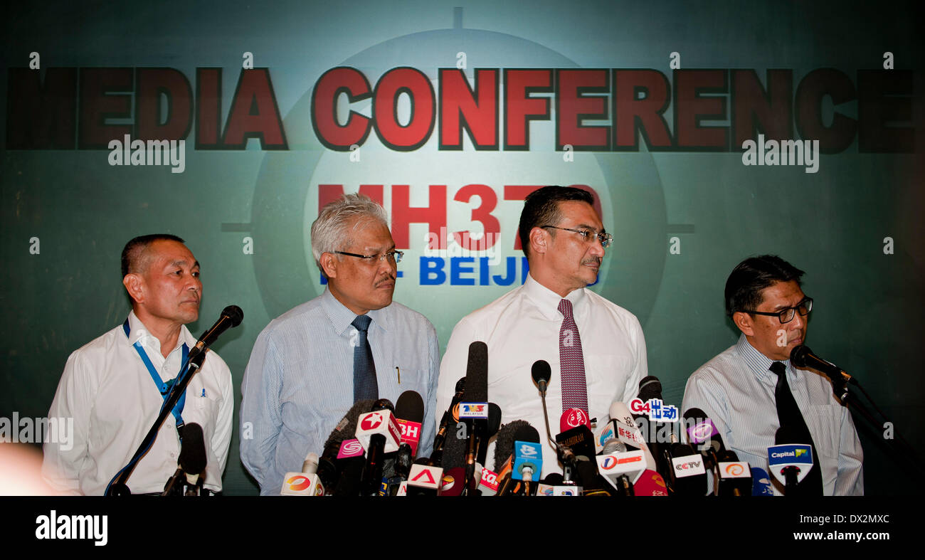 (140317)--KUALA LUMPUR, 17. März 2014 (Xinhua)--CEO von Malaysia Airlines Ahmad Jauhari Yahya, Malaysias Vizeaußenminister Hamzah Zainudin, handeln Verkehrsminister Hishammuddin Hussein und Department of Civil Aviation Generaldirektor Azharuddin Abdul Rahman (von L bis R) eine Pressekonferenz in einem Hotel in der Nähe von internationalen Flughafen Kuala Lumpur in Kuala Lumpur, Malaysia, 17. März 2014 teilnehmen. Die erste Untersuchung ergab, dass es der Co-Pilot der fehlenden Ebene, der die letzten Worte sprach, bevor der Flug des MH370 Malaysia Airlines sagte hier am Montag in einem p verschwand, Stockfoto