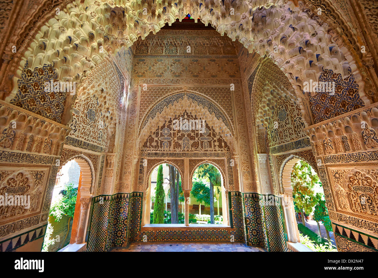 Arabesque maurischen Tropfsteinhöhle oder Morcabe Architektur von Palacios Nazaries, Alhambra. Granada, Andalusien, Spanien. Stockfoto
