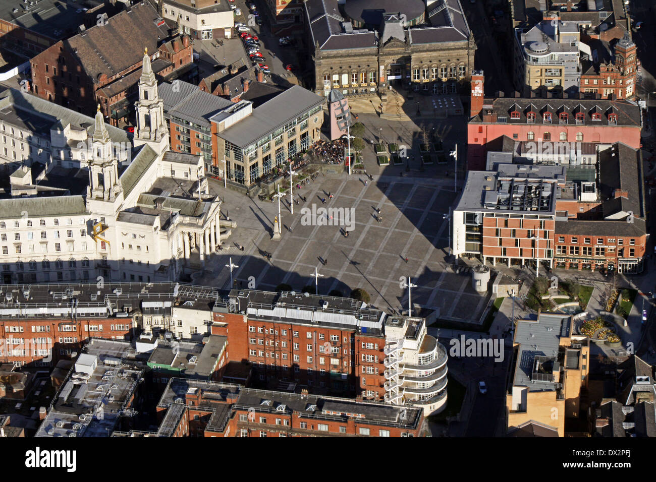Luftaufnahme des Millennium Square in Leeds mit Leeds Civic Hall Stockfoto
