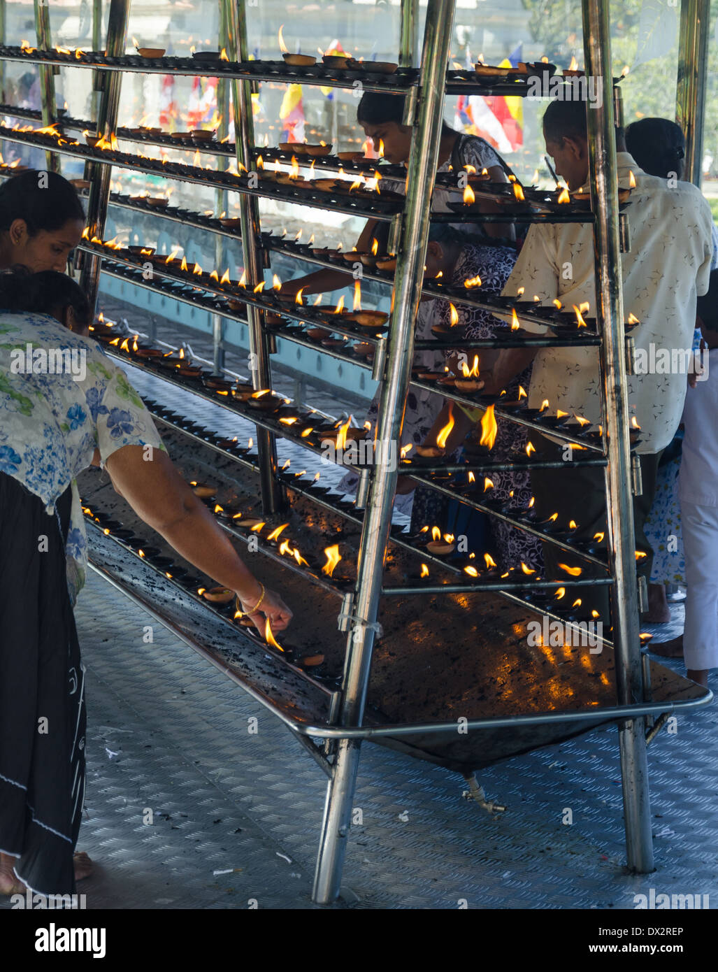 KANDY, SRI LANKA - Dez 08: Gedenkfeier in den Tempel der Zahnreliquie. Tempel des Zahns, Kandy, Sri Lanka, Stockfoto