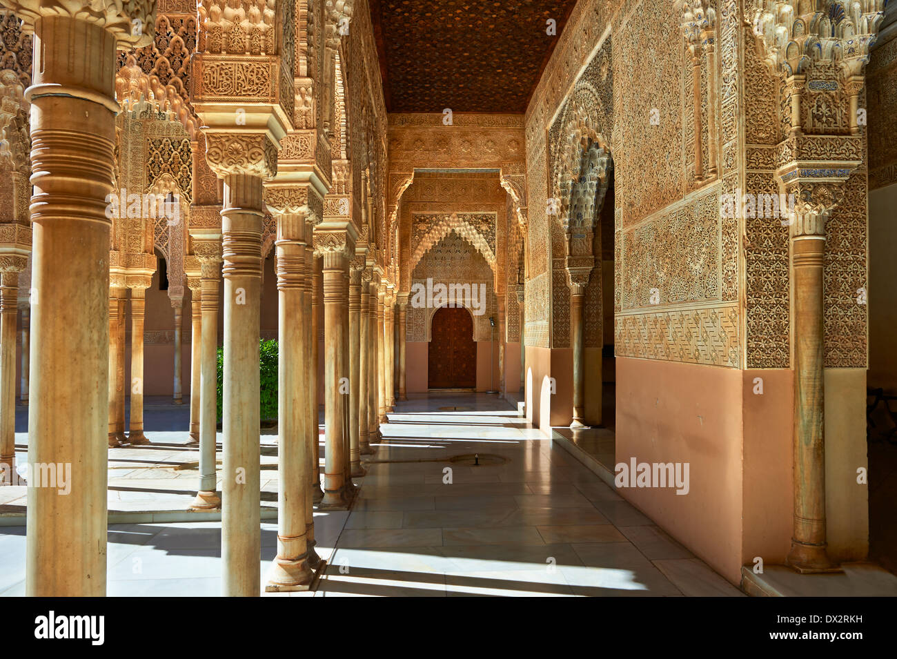 Arabesque maurische Architektur der Patio de los Leones (Hof der Löwen) Palacios Nazaries, Alhambra. Granada, Spanien Stockfoto