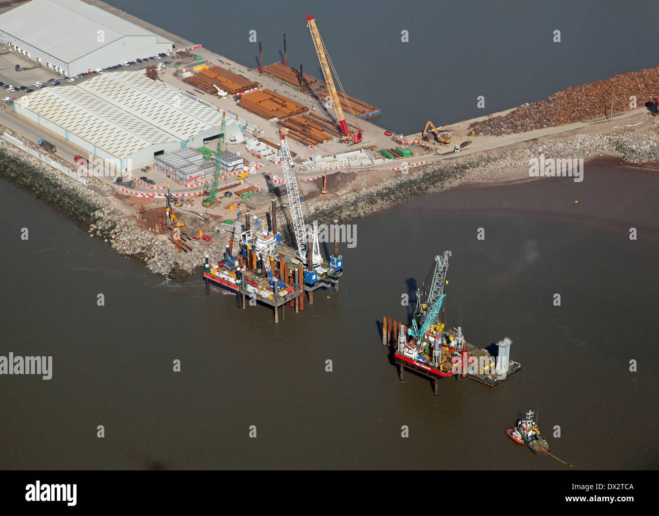 Luftaufnahme von Bohrinseln im Hafen von Liverpool Stockfoto