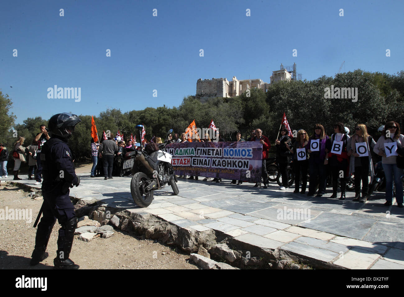 Athen, Griechenland. 17. März 2014. Entlassene Lehrer nehmen an einem Protest außerhalb der archäologischen Stätte der Akropolis in Athen, Griechenland, 17. März 2014. Lehrer protestieren gegen Entlassung Maßnahmen lässt sie keine Arbeitsplätze. Bildnachweis: Marios Lolos/Xinhua/Alamy Live-Nachrichten Stockfoto