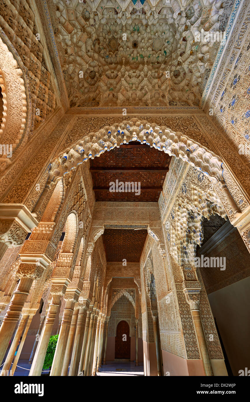 Arabesque maurische Architektur der Patio de los Leones (Hof der Löwen) Palacios Nazaries, Alhambra. Granada, Spanien Stockfoto