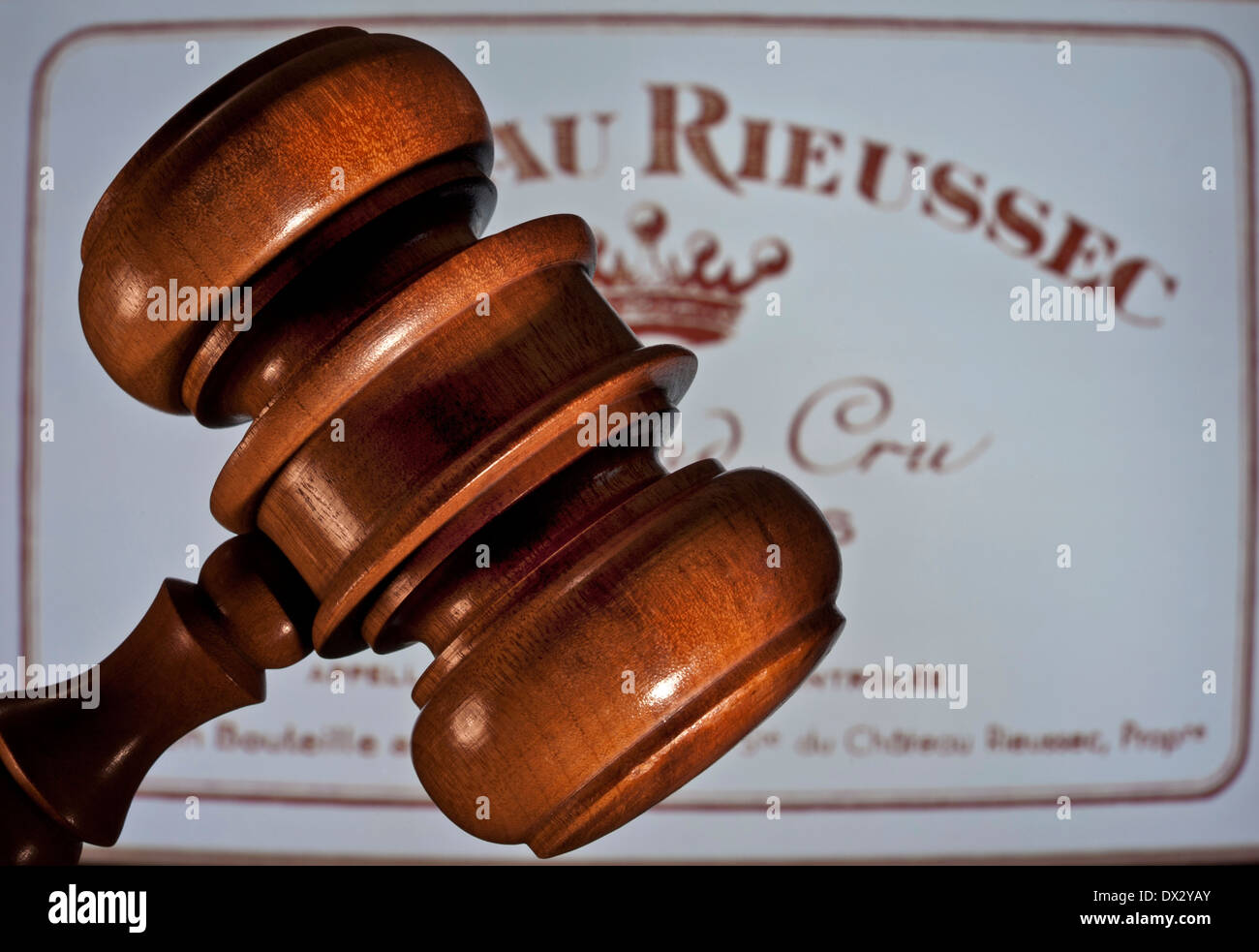 SAUTERNES WEIN AUKTION KONZEPT Château Rieussec süßen Weißwein Grand Cru Classé Sauternes Label auf Auktionshaus-Bildschirm mit auktionatoren Hammer Stockfoto