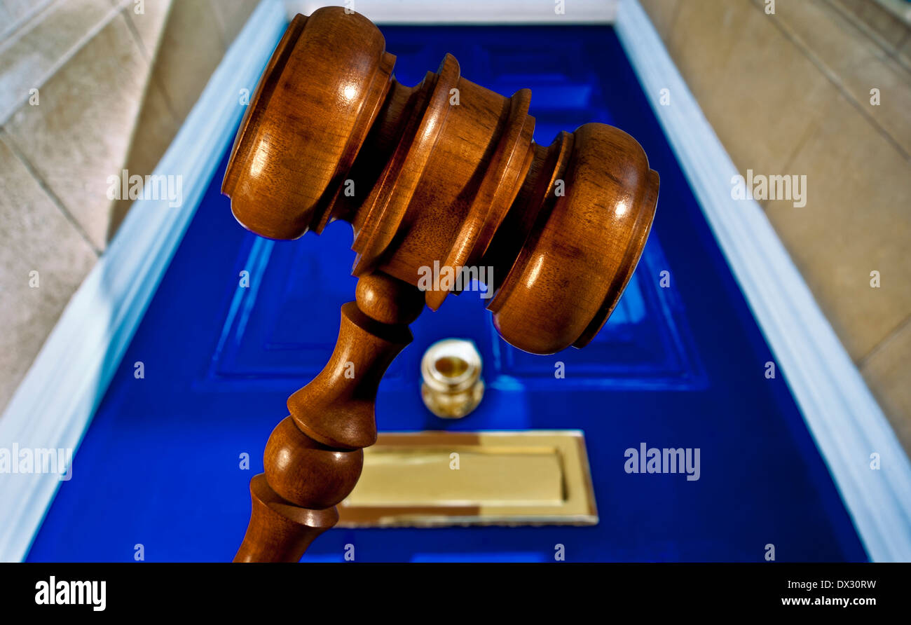 Hausverkauf durch Versteigerung Konzept, Auktionatoren Hammer vor der georgischen Haustür hinter Stockfoto