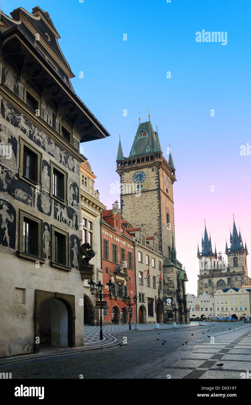 Prag, Tschechische Republik - SEP 07: Turm des Rathauses mit seiner berühmten Uhr und Tyn Kirche Hintergrund am frühen Morgen Stockfoto