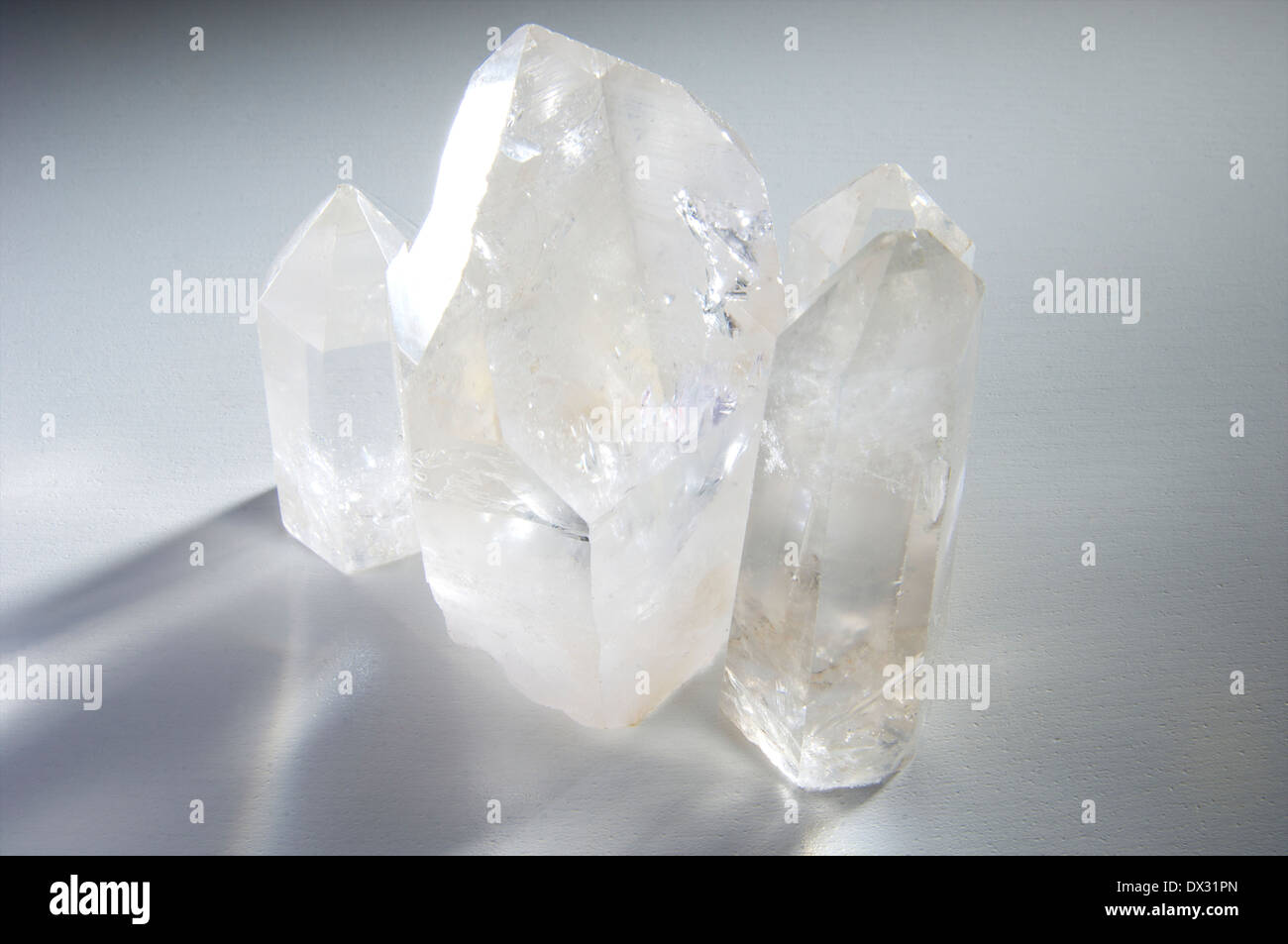 Verschiedene Größen von Quarzkristall zusammen Stockfoto