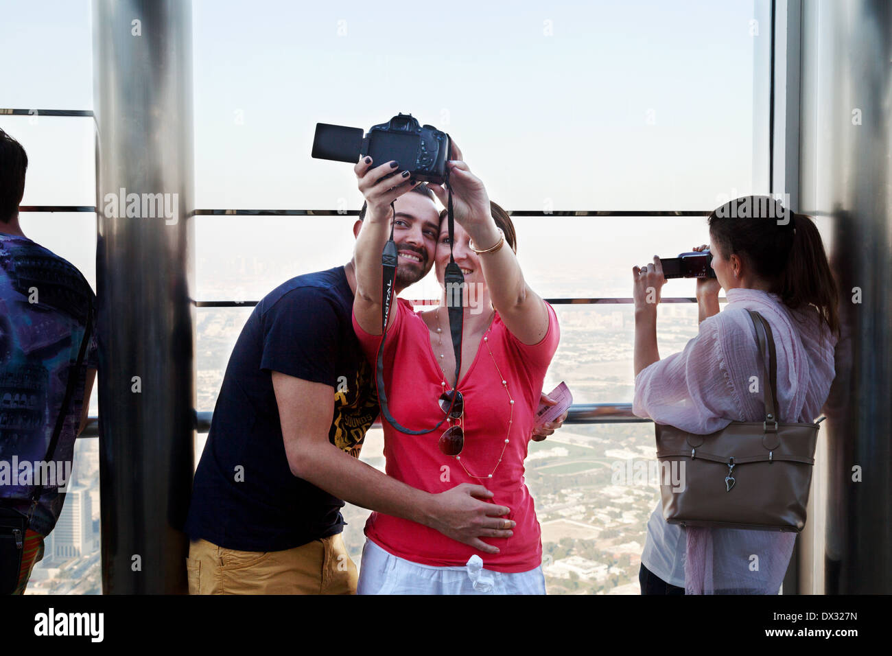 Paar Selfie fotografieren im Urlaub an der Spitze des Burj Khalifa Gebäude, Dubai UAE, Vereinigte Arabische Emirate Naher Osten Stockfoto