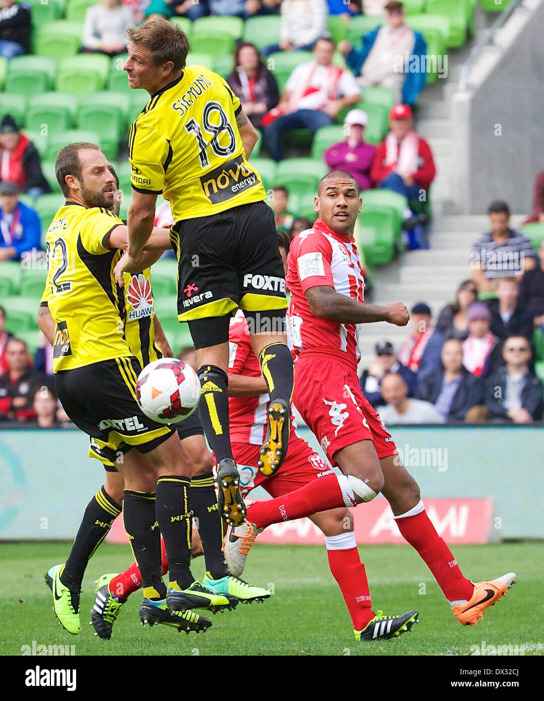 Melbourne, Victoria, Australien. 16. März 2014. BENJAMIN SIGMUND von Wellington Phoenix FC Köpfe den Ball in den 23 Vorrundenspiel zwischen Melbourne Heart und Wellington Phoenix FC während der australischen Hyundai A-League Saison 2013/2014 bei AAMI Park, Melbourne, Australien. Bildnachweis: Tom Griffiths/ZUMAPRESS.com/Alamy Live-Nachrichten Stockfoto