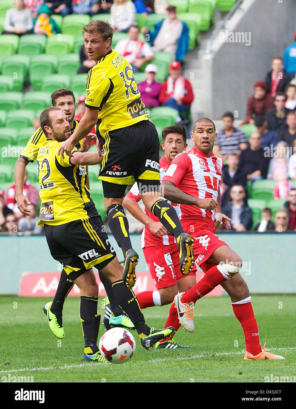 Melbourne, Victoria, Australien. 16. März 2014. BENJAMIN SIGMUND von Wellington Phoenix FC Köpfe den Ball in den 23 Vorrundenspiel zwischen Melbourne Heart und Wellington Phoenix FC während der australischen Hyundai A-League Saison 2013/2014 bei AAMI Park, Melbourne, Australien. Bildnachweis: Tom Griffiths/ZUMAPRESS.com/Alamy Live-Nachrichten Stockfoto