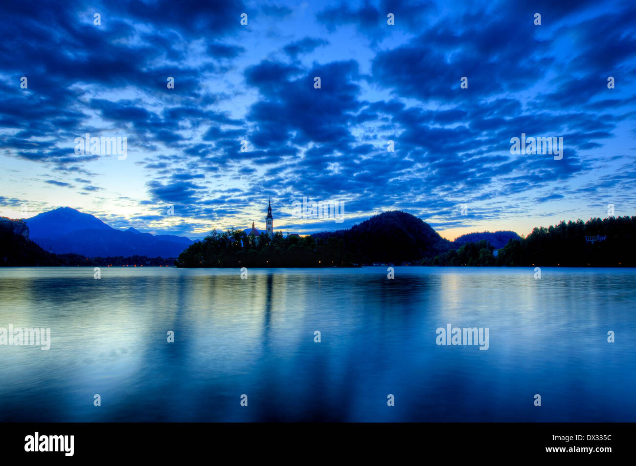 Kirche auf der Insel - See bled in den frühen Morgenstunden Stockfoto