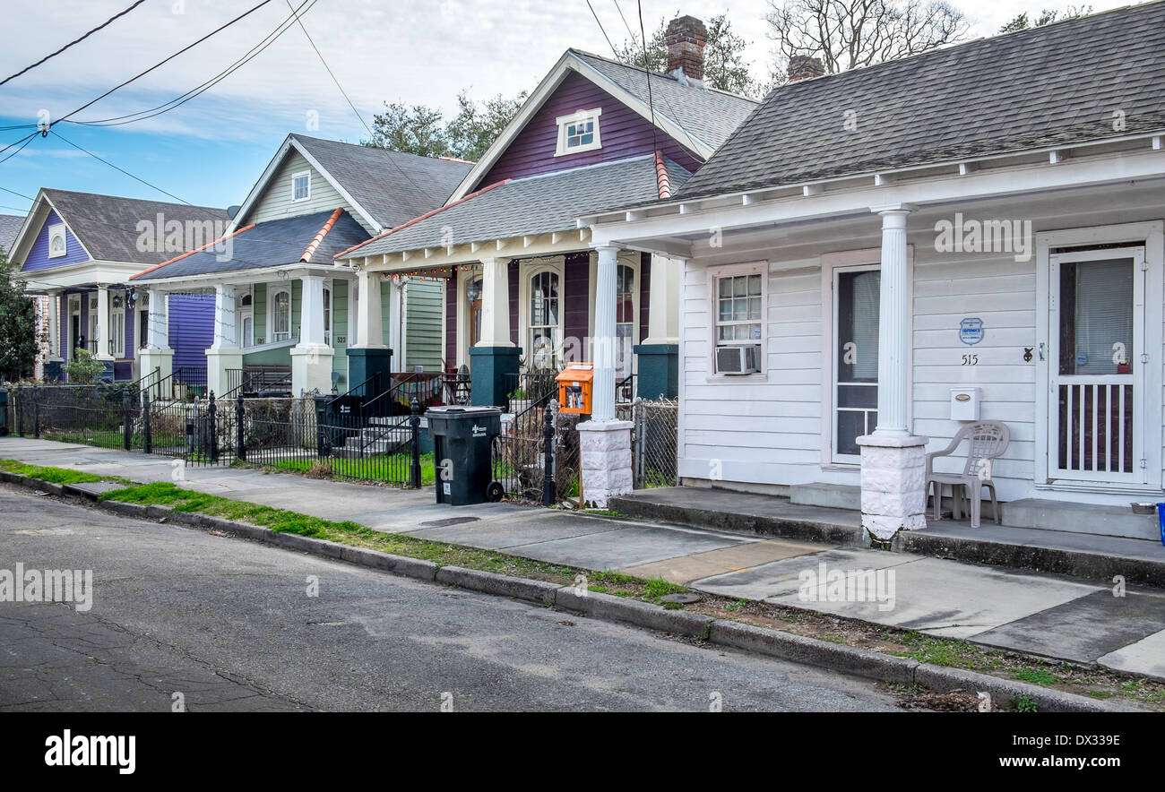 Typische Straße und Häuser in Algiers Point, einer beliebten Community innerhalb der Stadt New Orleans in Louisiana. Stockfoto