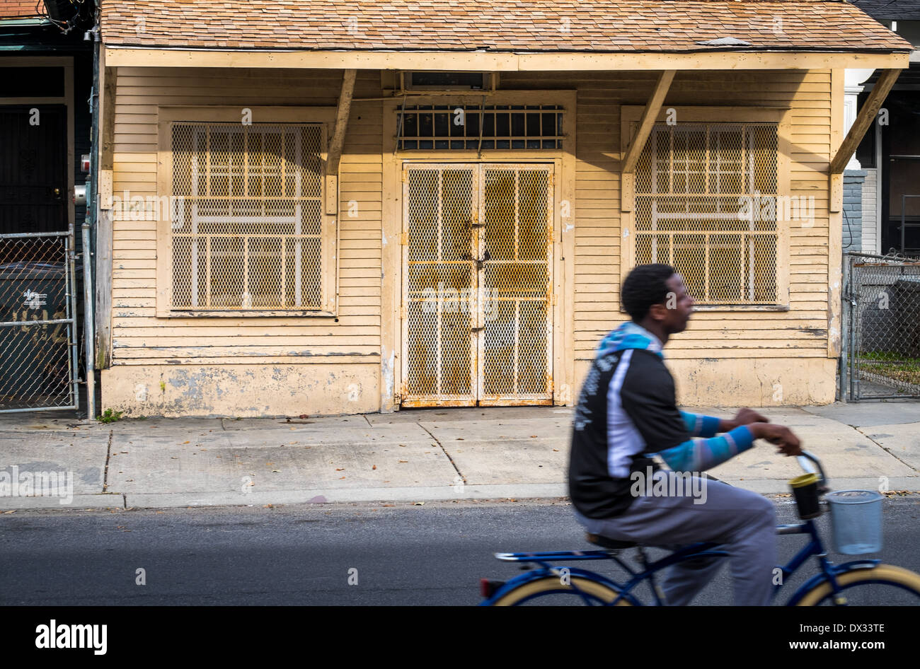 Junger Mann mit dem Fahrrad in den Straßen von McDonough, einer beliebten Community innerhalb der Stadt New Orleans in Louisiana. Stockfoto