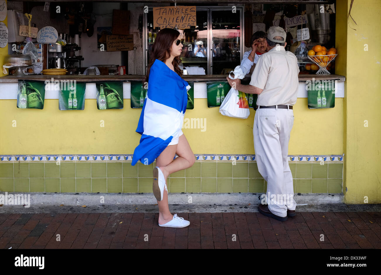 MIAMI - 9. März 2014: Frau trägt eine Flagge während der 37. Calle Ocho Festival, ein jährliches Ereignis, dass erfolgt über Eighth Street in Little Havana mit viel Musik, Essen, und es ist die größte Party der Stadt, die hispanic Erbe feiert. Stockfoto
