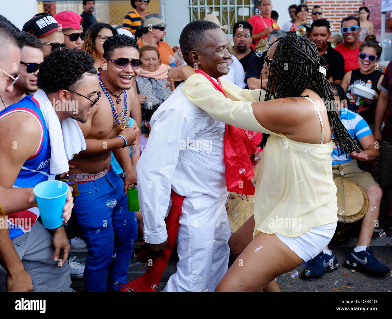MIAMI - 9. März 2014: Leute, die tanzen in den Straßen während der 37. Calle Ocho fest, ist eine jährliche Veranstaltung, die über acht Straße in Little Havana stattfindet, mit viel Musik und Essen die größte Party der Stadt, die hispanic Erbe feiert. Stockfoto