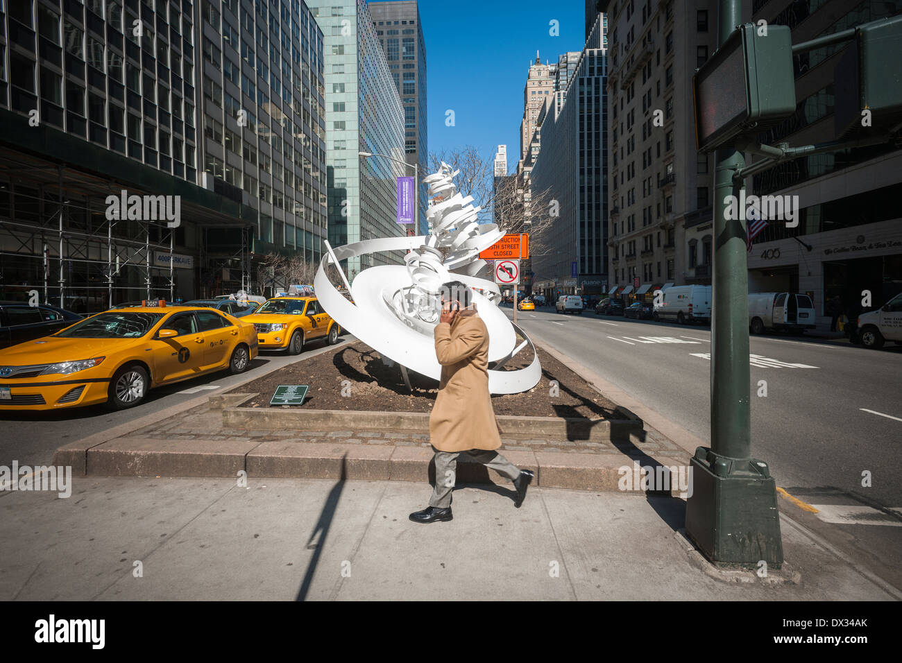 Alice Aycock "Paper Chase an der Park Avenue" ist, sieht man auf die mediane der Park Avenue in New York Stockfoto