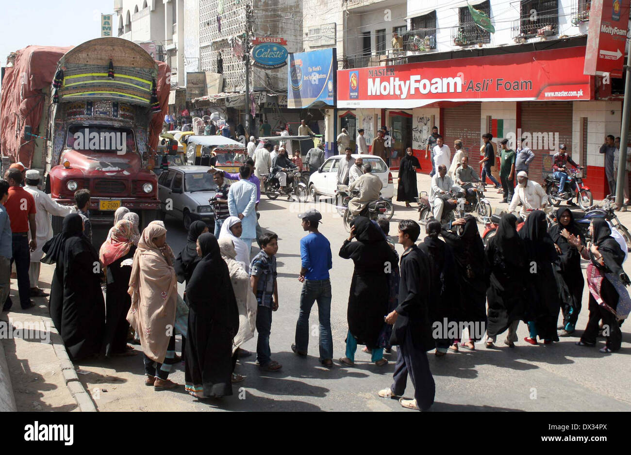 Menschen protestieren gegen Gerichtsbeschluss zu vakanten Regierungseigentum die Mafia packte und ließ sich in Kolonien in der Nähe von Karatschi auf Montag, 17. März 2014 Liaquatabad. Stockfoto