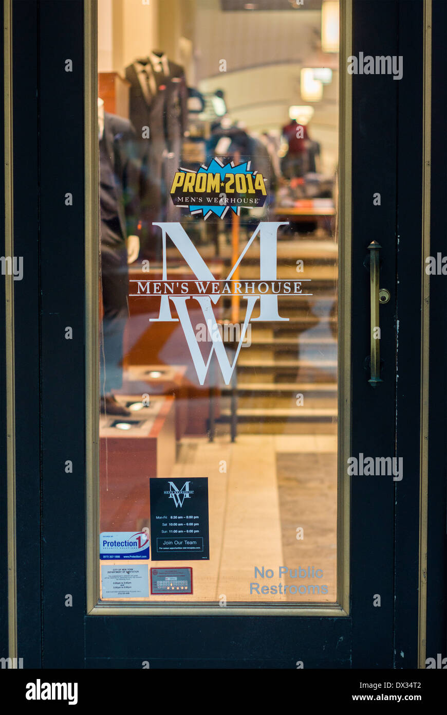 Eine Men es Wearhouse Store ist in Lower Manhattan in New York gesehen. Stockfoto