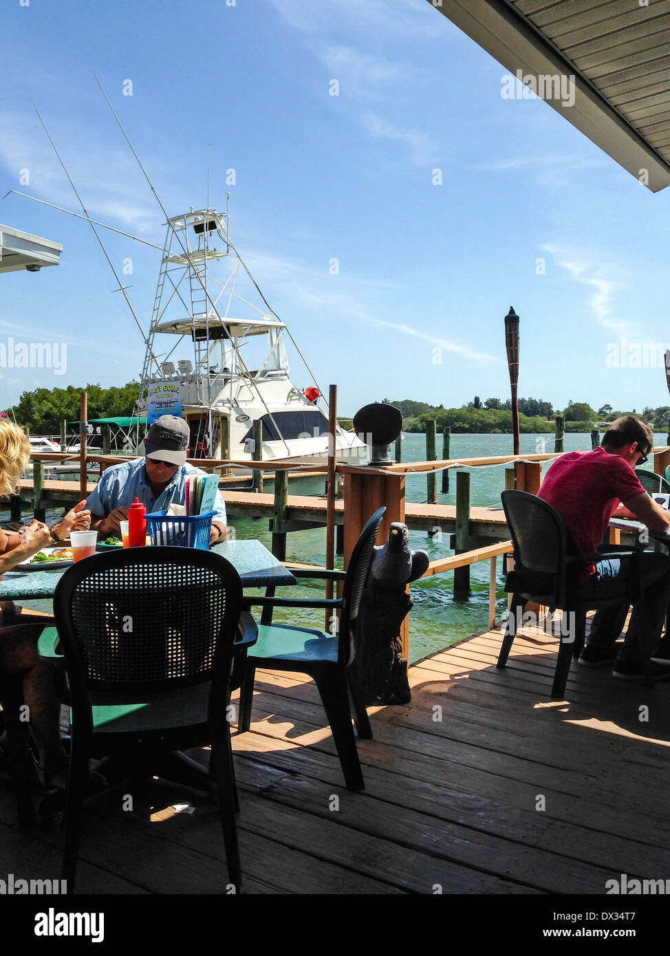 Menschen, die genießen einer Mittagessen am Sonntag auf Casey Key Fisch Haus Florida Stockfoto